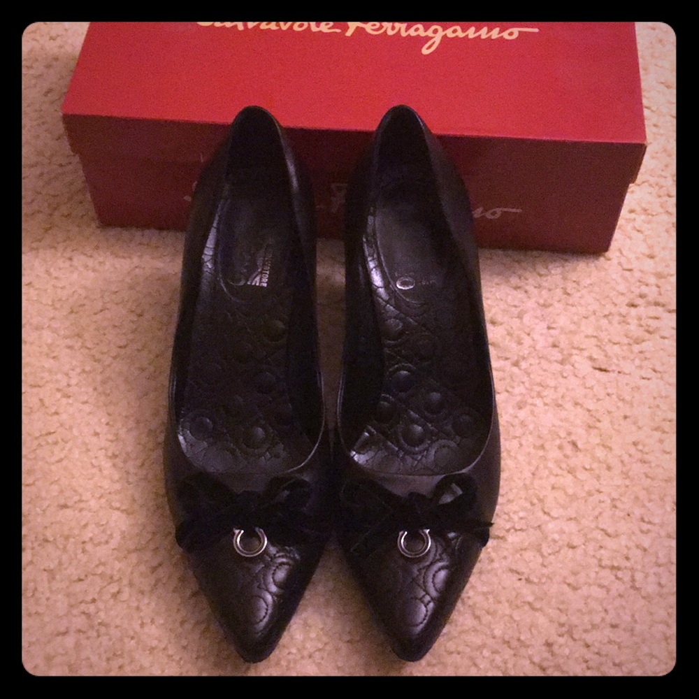 Ferragamo Beverly black pointy toe pumps